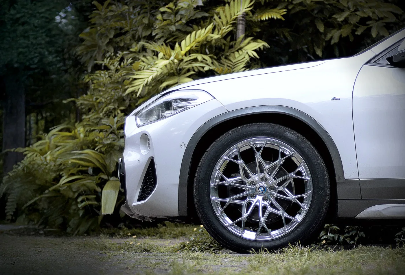 BMW X2 on URBANLUGS chrome forged wheels