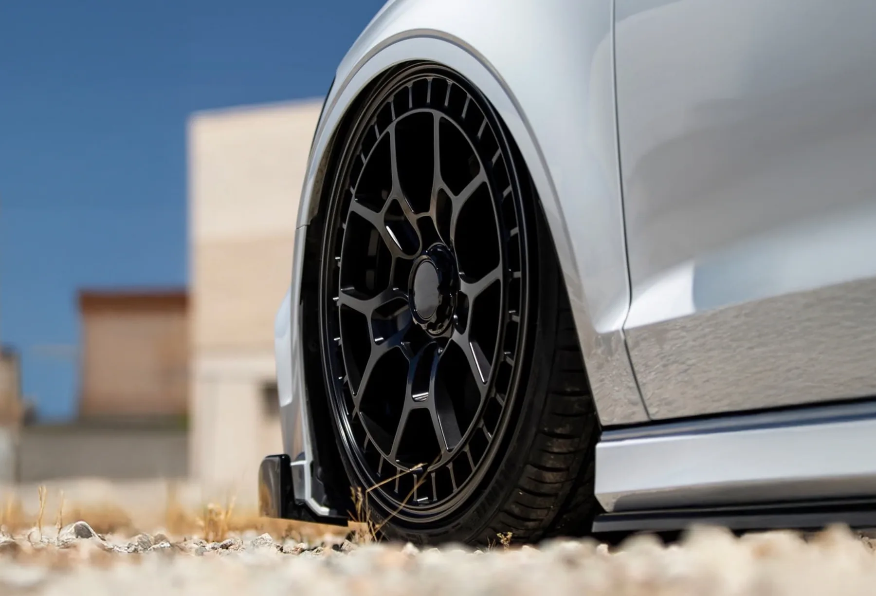 URBANLUGS forged wheel in gloss black mesh design on a silver car