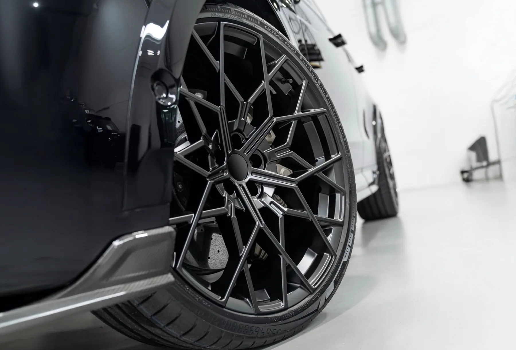 URBANLUGS forged wheel in gloss black on a dark SUV