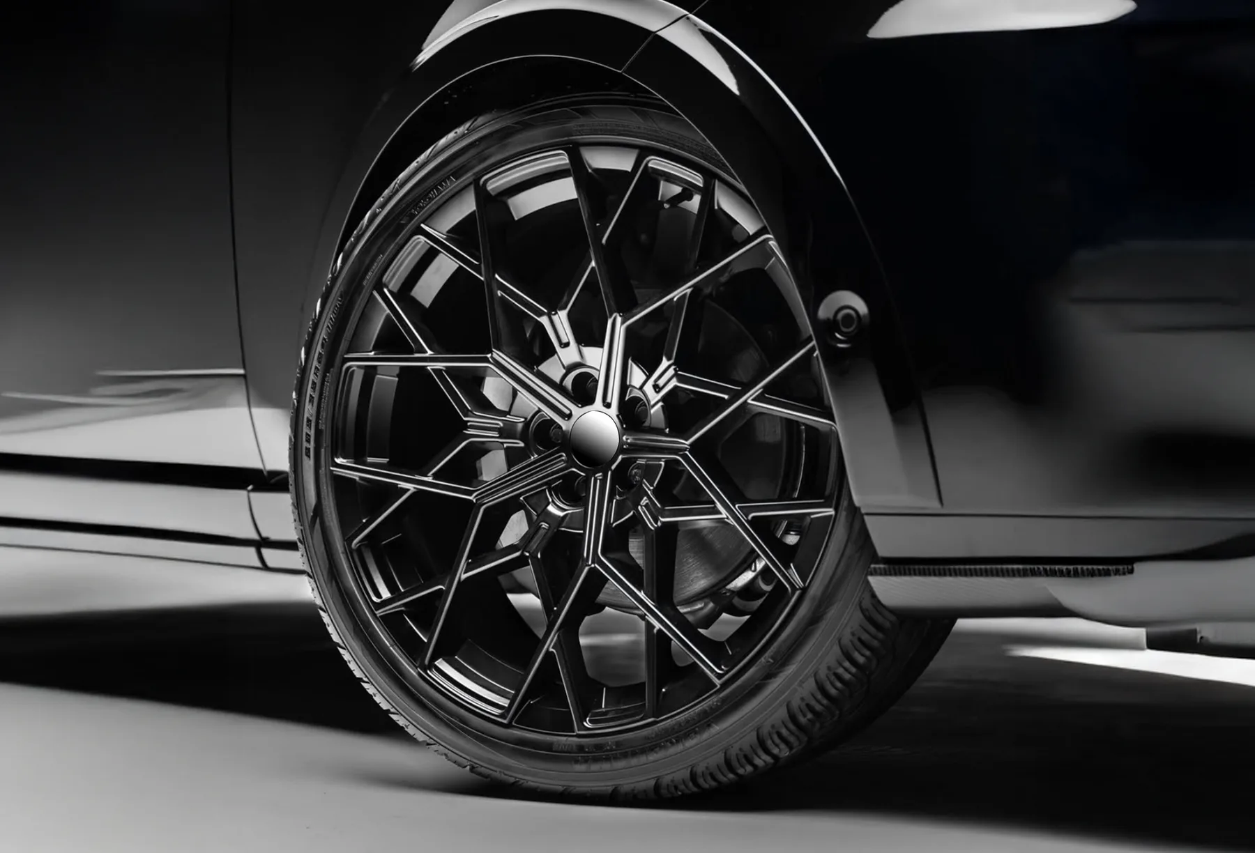 URBANLUGS forged wheel in gloss black, studio shot