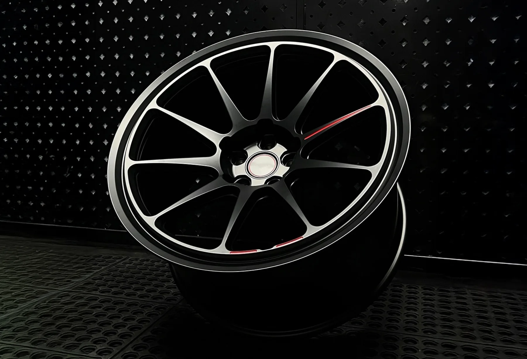 URBANLUGS forged wheel in black with red accent, studio shot
